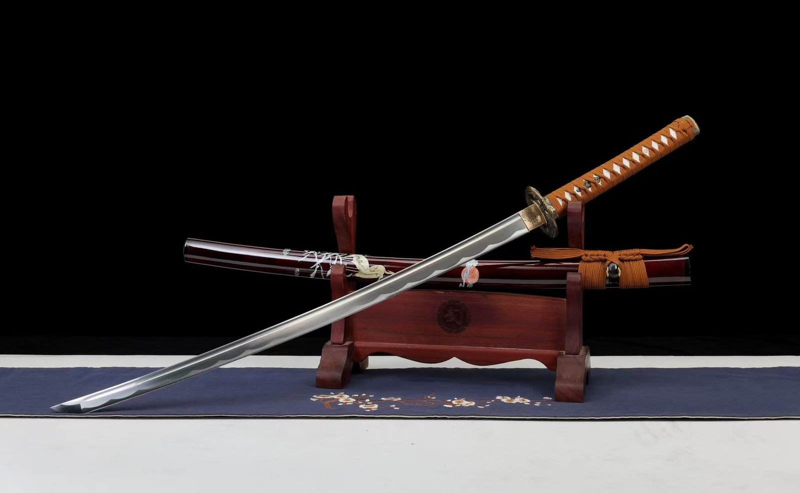 KIẾM NHẬT KATANA THỤY HẠC – LƯỠI THÉP CARBON TRUNG BÌNH, VỎ GỖ SƠN VẼ HỌA TIẾT, TẶNG KÈM HỘP GẤM CAO CẤP