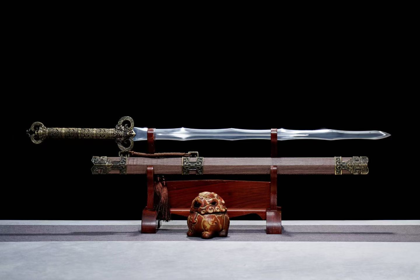 Kiếm Lục Thế Kiếm 106cm – Thép Mangan Hiệu Năng Cao, Phong Cách Mạnh Mẽ